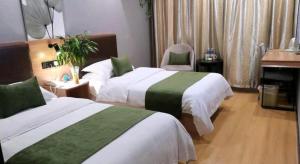 Postel nebo postele na pokoji v ubytování GreenTree Inn Yixing Zhangzhu Express Hotel