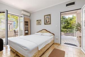 Cama ou camas em um quarto em Apartments Krstos place