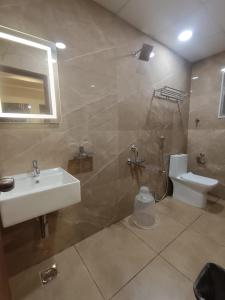 ein Badezimmer mit Waschbecken und Toilette in der Unterkunft Green Palace Inn, T Nagar in Chennai