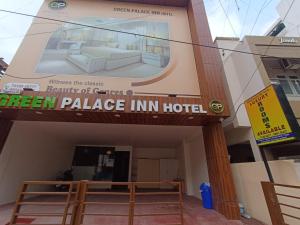 ein grünes Palace Inn Hotelschild vor einem Gebäude in der Unterkunft Green Palace Inn, T Nagar in Chennai