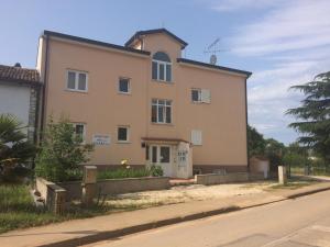 un gran edificio al lado de una carretera en Apartment Ana, en Poreč