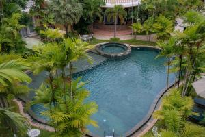 an overhead view of a swimming pool with palm trees at Sokchea Kampot Hotel in Kampot