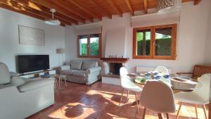 a living room with a table and a couch at Cozy Home Ajo, Hogar Cerca del Mar in Bareyo
