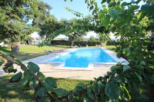 una piscina en un patio con tumbonas en Agriturismo Rosso di Sera, en Cugnoli