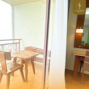 une petite table et une chaise dans une chambre dans l'établissement La Mansion Tagaytay, à Galicias