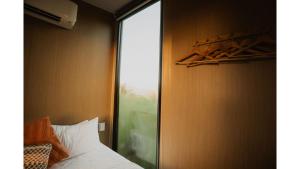 Tempat tidur dalam kamar di Tiny Al'Molokai by Tiny Away