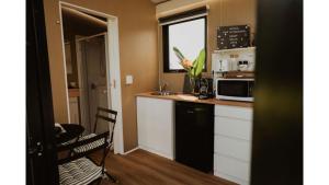 Dapur atau dapur kecil di Tiny Al'Molokai by Tiny Away