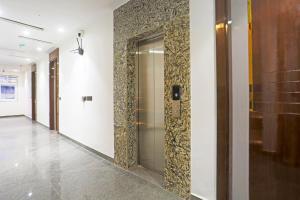 a hallway with a elevator in a building at FabHotel Mishika Inn Near New Delhi Railway Station in New Delhi