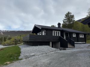 una grande casa di legno su un vialetto di ghiaia di No 105 Kongelberget a Bjorli