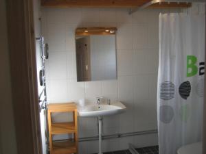 Koupelna v ubytování Gårdsboende