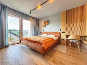 Ένα ή περισσότερα κρεβάτια σε δωμάτιο στο Apartamenty Szóstka - Kamienna 1D