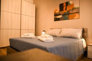 a bedroom with a bed with towels on it at Casa MoniK in Brindisi