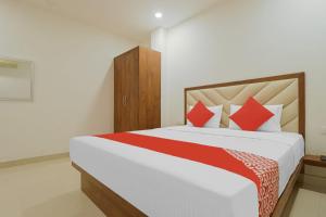 Postel nebo postele na pokoji v ubytování Hotel O Golfview