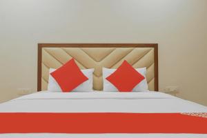Postel nebo postele na pokoji v ubytování Hotel O Golfview