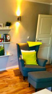 Stilvolle Ferienwohnung 1-2 Personen - Klinknähe في فسترشتيده: غرفة بها أريكة زرقاء ووسادة صفراء