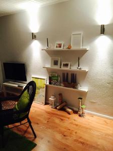 Stilvolle Ferienwohnung 1-2 Personen - Klinknähe في فسترشتيده: غرفة معيشة مع كرسي ومكتب