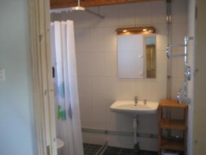 Koupelna v ubytování Gårdsboende + 37 fotografií