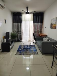 Khu vực ghế ngồi tại Cozy Luxe Condo in Southville City