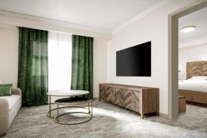 TV a/nebo společenská místnost v ubytování Velora Hinton, Ascend Hotel Collection