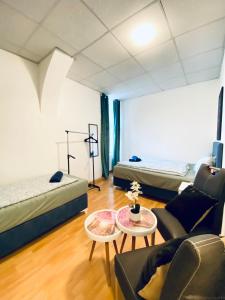 une chambre avec deux lits, un canapé et une table dans l'établissement Elegant 3-Bedroom Retreat Convenient City Access, à Vienne 38 autres photos