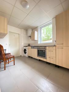une grande cuisine avec une cuisinière et une fenêtre dans l'établissement Elegant 3-Bedroom Retreat Convenient City Access, à Vienne