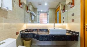 Chonpines Hotel Beijing Daxing Airport Caoqiao Metro Station的一间浴室