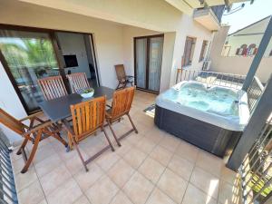 Bazén v ubytování DAMIR - apartment with Jacuzzi nebo v jeho okolí