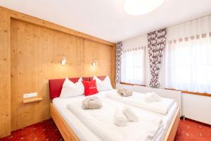 Rúm í herbergi á Chalet am See - by myNests