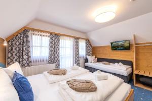 Rúm í herbergi á Chalet am See - by myNests