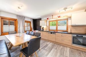 Eldhús eða eldhúskrókur á Chalet am See - by myNests