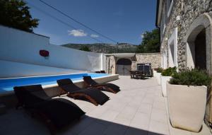un patio con sedie e una piscina di Villa Elefant by Villas Guide a Tribalj