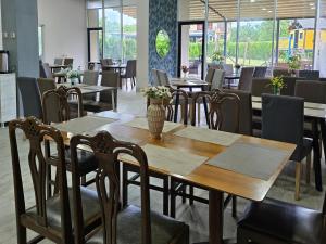 un tavolo con un vaso sopra in un ristorante di Comfortium a Kobuleti