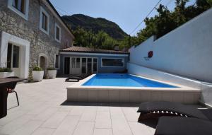 una piscina in un cortile accanto a un edificio di Villa Elefant by Villas Guide a Tribalj