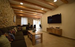 un soggiorno con divano e TV a schermo piatto di Villa Elefant by Villas Guide a Tribalj