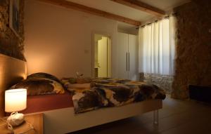 una camera da letto con una coperta per mucche su un letto di Villa Elefant by Villas Guide a Tribalj Altre 10 foto