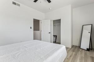 グレンデールにあるCozySuites Glendale - Westgate w pool 16の白いベッドルーム(大型ベッド1台、鏡付) +27枚の写真