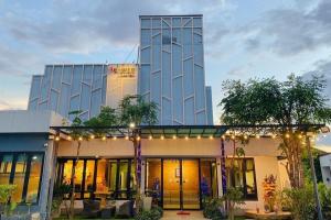 Ban San Ton Ko (1)M Power Chiangrai的大楼前有灯的大建筑