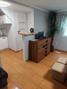 a living room with a desk with a computer on it at Gospodarstwo Agroturystyczne na Mazurach in Jerutki