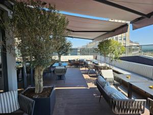 贝尔格莱德Lumière Hotel Pool & SPA的庭院配有桌椅和一棵树