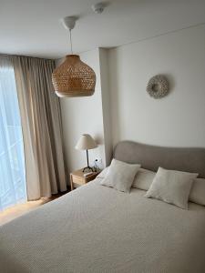 um quarto com uma cama grande e uma janela em Jorė em Juodkrantė