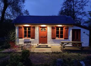 una piccola casa con tavolo da picnic e tavolo di Au Marais ad Amiens