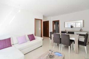 sala de estar con sofá blanco y mesa en Apartamento Carvalhido en Póvoa de Varzim