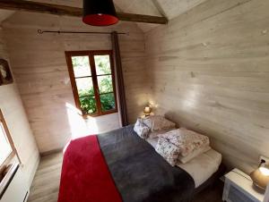 una camera da letto con un letto in una stanza di legno di Au Marais ad Amiens Altre 5 foto