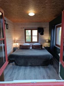 una camera da letto con un letto con due cuscini sopra di Au Marais ad Amiens