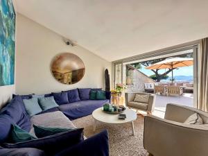 Posezení v ubytování Sur les hauteurs de Cannes maison vue sur la baie