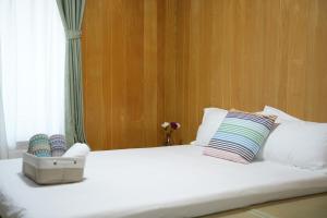 Ένα ή περισσότερα κρεβάτια σε δωμάτιο στο 雅舍 独栋两层 步行5分钟到天下茶屋站 关西机场35分钟直达天下茶屋站