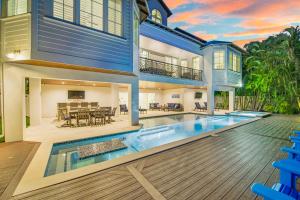 Tern Key - New Luxury Canal Front Home with Pool Spa Dock Close to Bean Point Pine Ave内部或周边的泳池