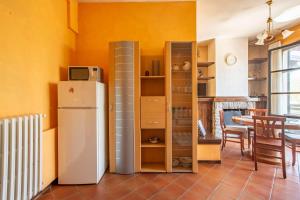 Il comprend une cuisine équipée d'un réfrigérateur et une salle à manger. dans l'établissement La Dimora del Tasso - Garden, Terrace & Mountain View, à Carlazzo 17 autres photos