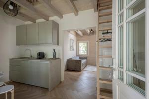 O bucătărie sau chicinetă la Terrace Apartment Steps from Jomas Street & Beach