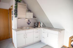 Η κουζίνα ή μικρή κουζίνα στο Ferienwohnung Oldeoog im Küstenhaus